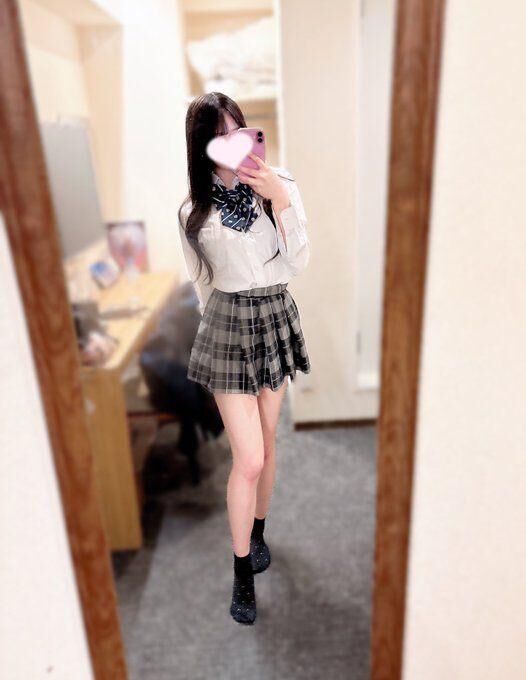 制服似合うって